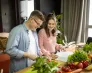 Millennium Docs Against Gravity – debata o cenie ujawniania prawdy | Aktualności | Uniwersytet WSB Merito Gdynia: Student i studentka nad książką, wokół warzywa i owoce