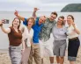 Nowy rok akademicki 2026/2027. Podczas inauguracji wystąpi Tomasz Palak – ekspert prawa nowych technologii | Aktualności | Uniwersytet WSB Merito Gdynia: Studenci robiący sobie selfie nad morzem w Gdyni