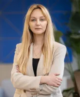 Maturzyści | Uniwersytet WSB Merito Gdynia: Zdjęcie kobiety w jasnych włosach i beżowej marynarce