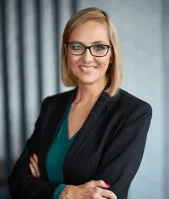 Projekty i usługi | Uniwersytet WSB Merito Gdynia: Zdjęcie biznesowe kobiety o blond włosach do ramion 