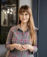 Maturzyści | Uniwersytet WSB Merito Gdynia: Zdjęcie kobiety o długich blond włosach i w okularach