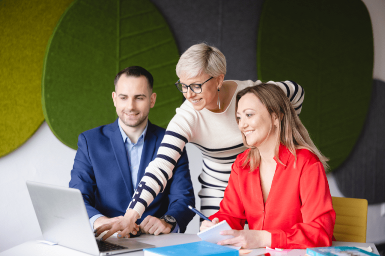 Projekty i usługi | Uniwersytet WSB Merito Gdynia: Trzy osoby sprawdzają coś na laptopie