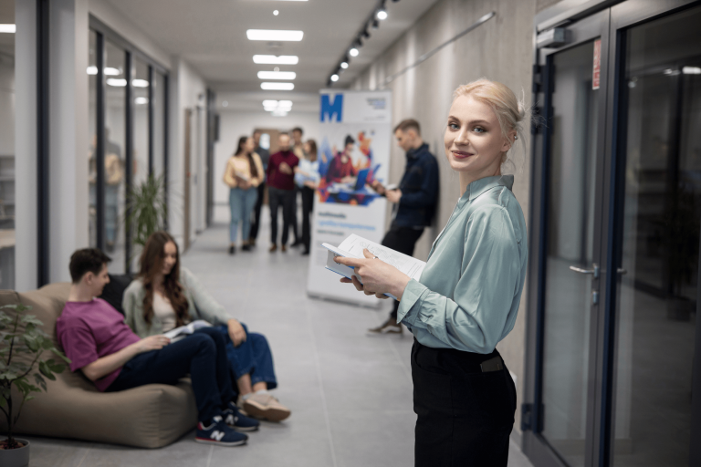 Pośrednictwo pracy | Uniwersytet WSB Merito Gdynia: Studentka stojąca na korytarzu uczelni