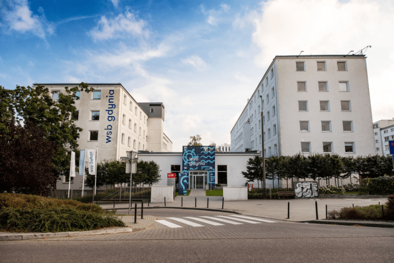 Poznaj nas | Uniwersytet WSB Merito Gdynia: Zdjęcie kampusu UWSB Merito w Gdyni od strony parkingu