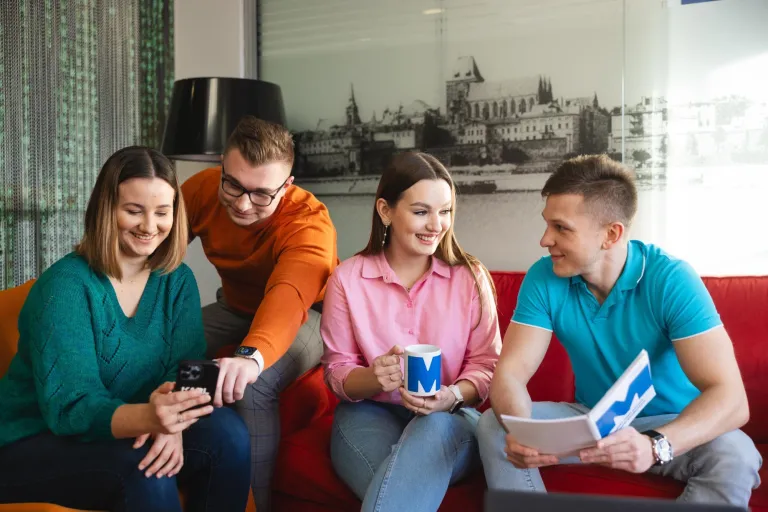 Tłumaczenia – język angielski | Studia I stopnia w Gdyni | Uniwersytet WSB Merito Gdynia: studenci w czasie rozmowy