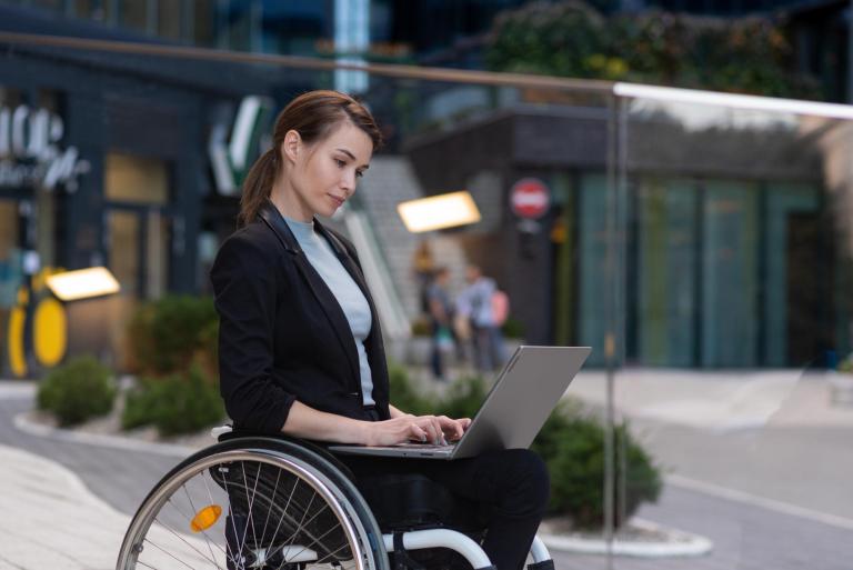 Nasz budynek | Uniwersytet WSB Merito Gdynia: studentka poruszająca się na wózku z laptopem