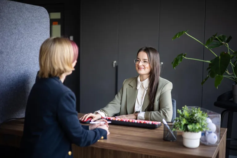 International business management | Studia II stopnia w Gdyni | Uniwersytet WSB Merito Gdynia: Pracownica uniwersytetu obsługuje studentkę
