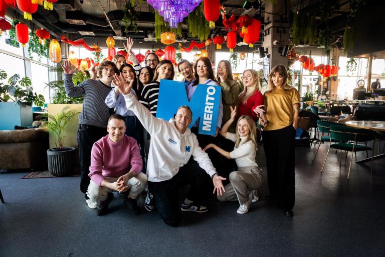 Studia I stopnia w Gdyni | Uniwersytet WSB Merito Gdynia: Grafika głóna: zdjęcie grupowe studentów z sygnetem "M" jak Merito