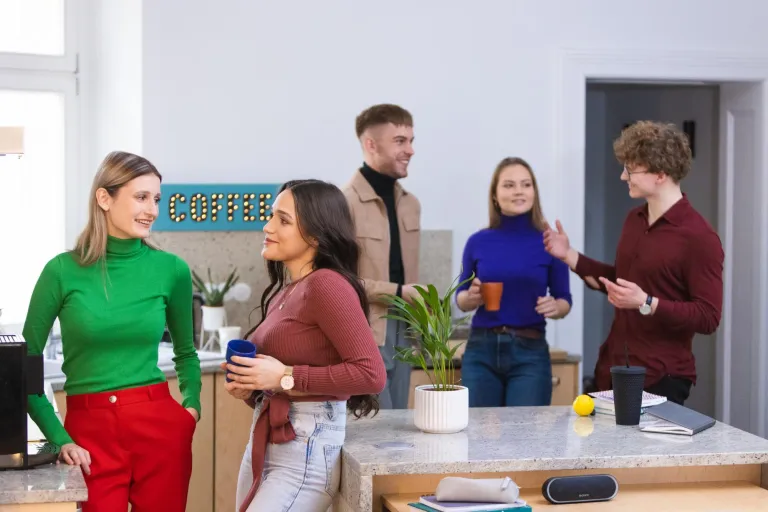 Psychologia w zarządzaniu zasobami ludzkimi | Studia I stopnia w Gdyni | Uniwersytet WSB Merito Gdynia: Grupa studentów rozmawia