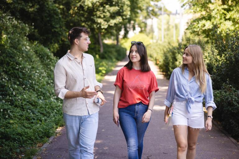 Lektor w szkole językowej | Studia I stopnia w Gdyni | Uniwersytet WSB Merito Gdynia: Trójka studentów na spacerze w parku