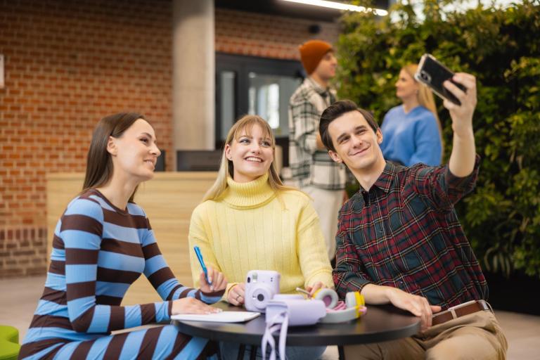 Inżynieria systemów logistycznych | Studia I stopnia w Gdyni | Uniwersytet WSB Merito Gdynia: Trójka studentów robi sobie selfie