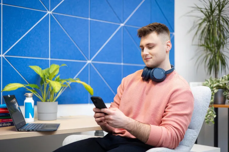 Wyniki wyszukiwania | Uniwersytet WSB Merito Gdynia: Student przy komputerze i urządzeniu mobilnym