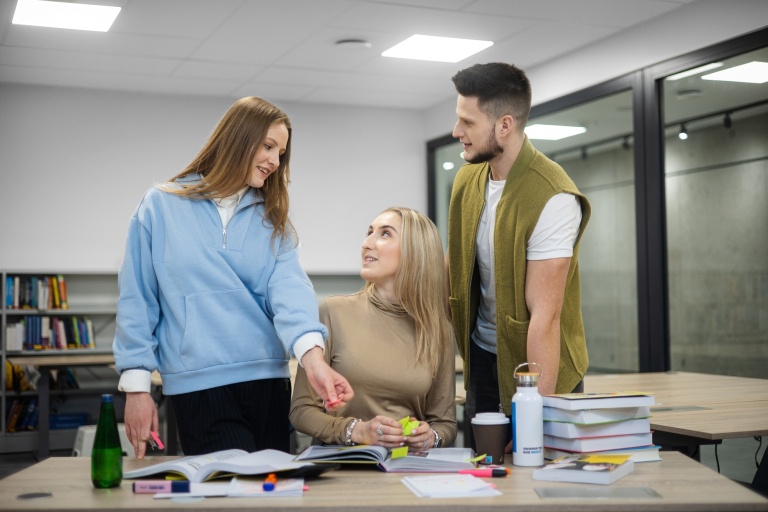 Bezpieczeństwo wewnętrzne | Studia I stopnia w Gdyni | Uniwersytet WSB Merito Gdynia: Trzech studentów w sali wykładowej