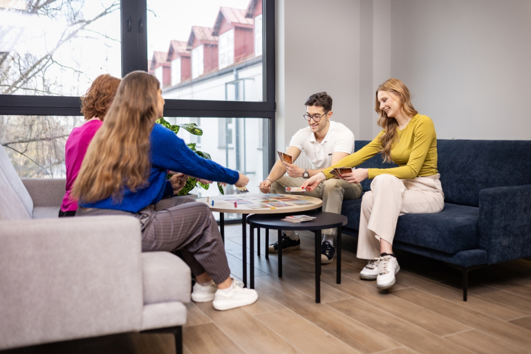 Bezpieczeństwo militarne | Studia I stopnia w Gdyni | Uniwersytet WSB Merito Gdynia: Studenci grają w grę planszową