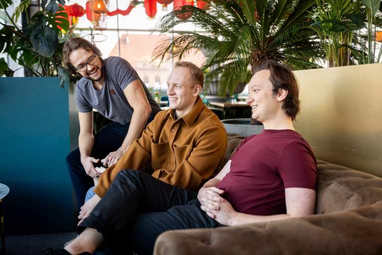 Digital marketing | Studia I stopnia w Gdyni | Uniwersytet WSB Merito Gdynia: Trzej studenci siedzą wspólnie na kanapie i rozmawiają