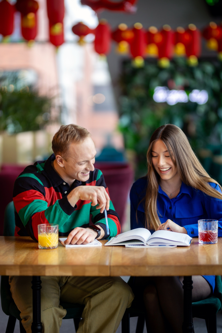Zarządzanie zasobami ludzkimi | Studia I stopnia w Gdyni | Uniwersytet WSB Merito Gdynia: Dwoje studentów wspólnie się uczy