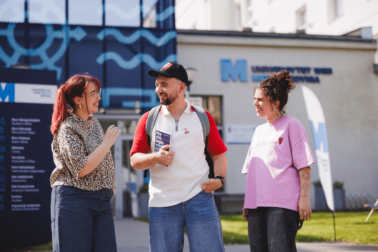 Rankingi i akredytacje | Uniwersytet WSB Merito Gdynia: Trójka studentów przed wejściem do Uniwersytetu WSB Merito Gdynia