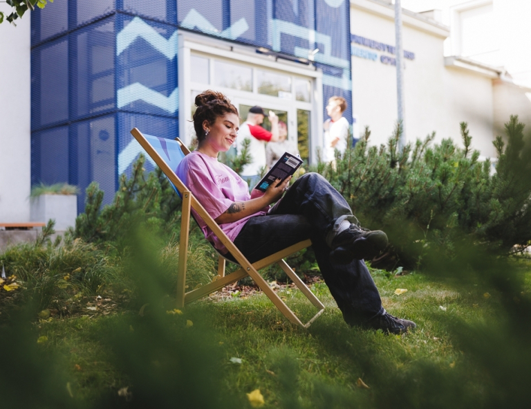 Zarządzanie | Studia I stopnia w Gdyni | Uniwersytet WSB Merito Gdynia: Studentka na leżaku przed budynkiem 