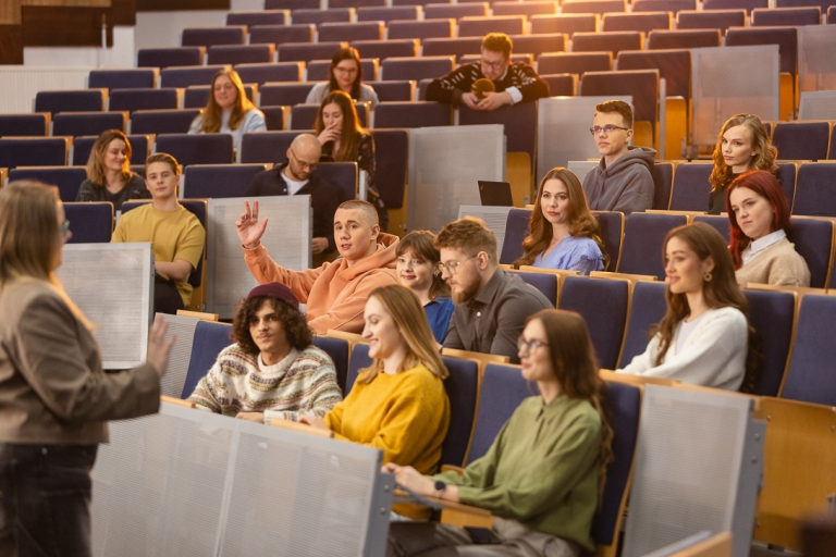Konferencja: Uczeń z ADHD i w spektrum autyzmu. Jak mądrze towarzyszyć i wspierać? | Uniwersytet WSB Merito Gdynia: Studenci na auli 