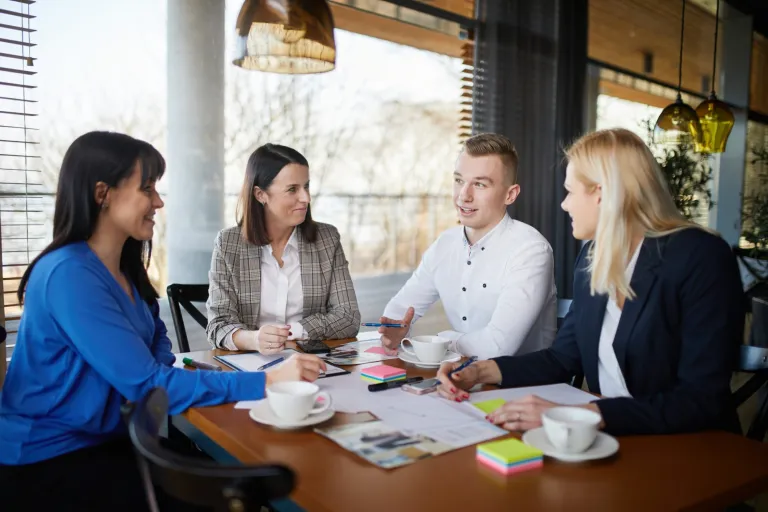 Projektowanie i aranżacja wnętrz | Studia podyplomowe w Gdyni | Uniwersytet WSB Merito Gdynia: Wspólne spotkanie słuchaczy studiów podyplomowych w restauracji