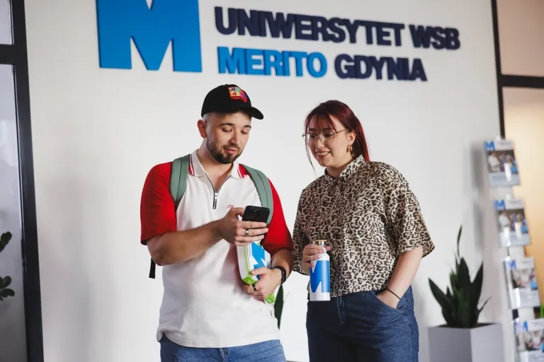 Dni otwarte Wydziałów | Uniwersytet WSB Merito Gdynia: Studenci przy logotypie Merito