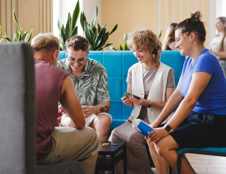 Finanse i rachunkowość - studia 3 semestralne | Studia II stopnia w Gdyni | Uniwersytet WSB Merito Gdynia: Studenci grają w strefie studenta