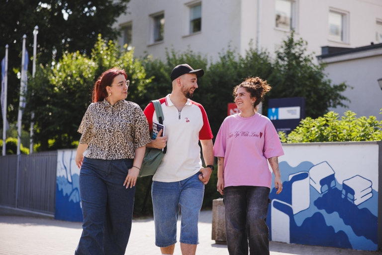 Strefa studenta | Uniwersytet WSB Merito Gdynia: Studenci wychodzą z kampusu w Gdyni