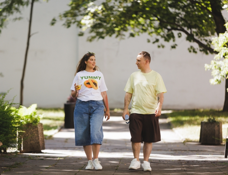 Turystyka i rekreacja | Studia I stopnia w Gdyni | Uniwersytet WSB Merito Gdynia: Studenci idą prze park i rozmawiają 