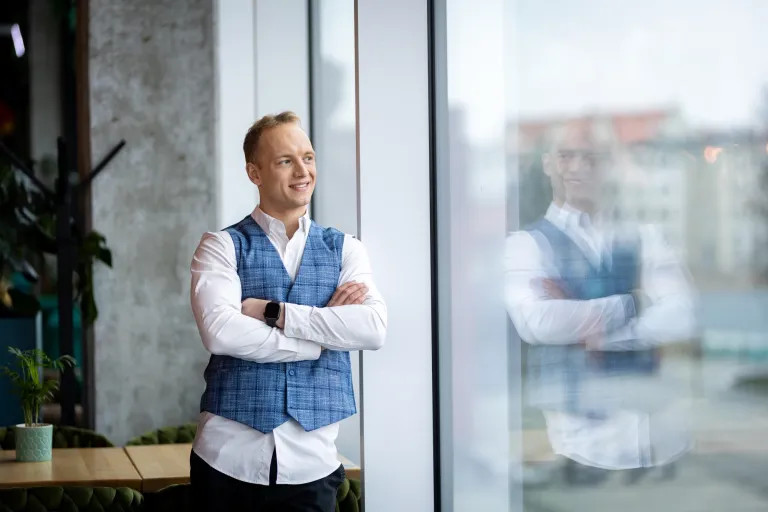 Projektowanie i aranżacja wnętrz | Studia podyplomowe w Gdyni | Uniwersytet WSB Merito Gdynia: Zdjęcie biznesowe chłopaka w białej koszuli i błękitnej marynarce