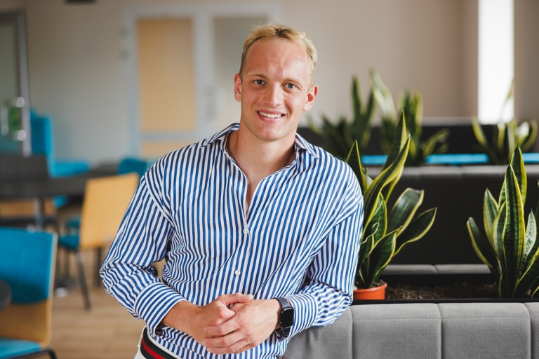 Data Scientist. Analityk danych | Studia podyplomowe w Gdyni | Uniwersytet WSB Merito Gdynia: Student w strefie studenta w koszuli 