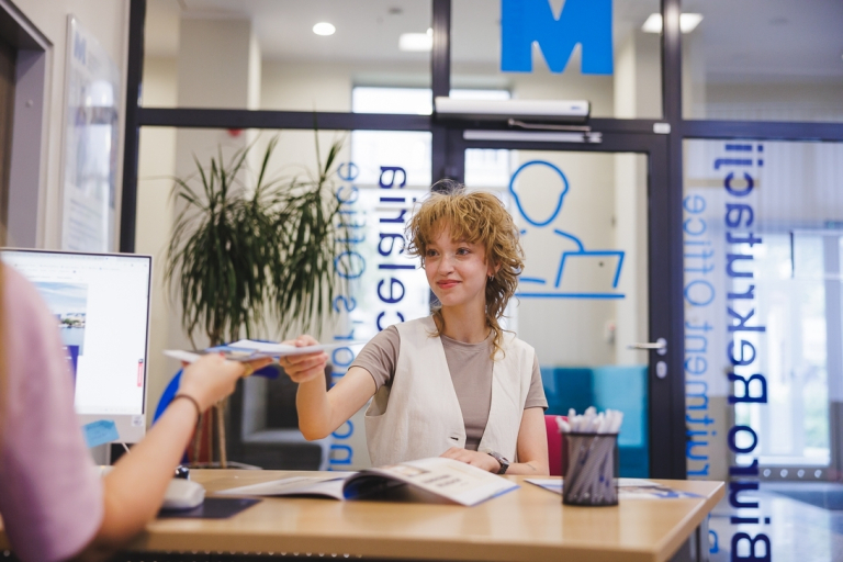 Marketing i social media | Studia I stopnia w Gdyni | Uniwersytet WSB Merito Gdynia: Studentka w biurze rekrutacji