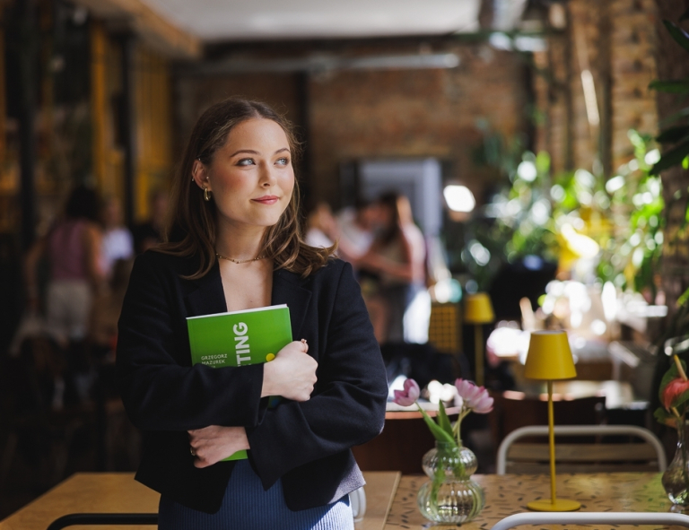 Marketing i sprzedaż | Studia I stopnia w Gdyni | Uniwersytet WSB Merito Gdynia: Studentka z książką w kawiarni 