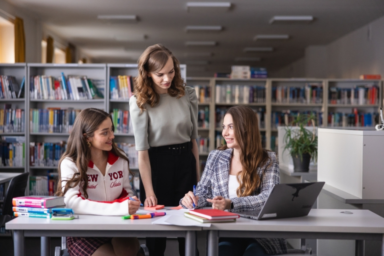 Organizacje i koła naukowe | Uniwersytet WSB Merito Gdynia: Studentki w przestrzeni biblioteki 