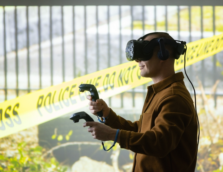 Bezpieczeństwo militarne | Studia I stopnia w Gdyni | Uniwersytet WSB Merito Gdynia: Student w googlach vr