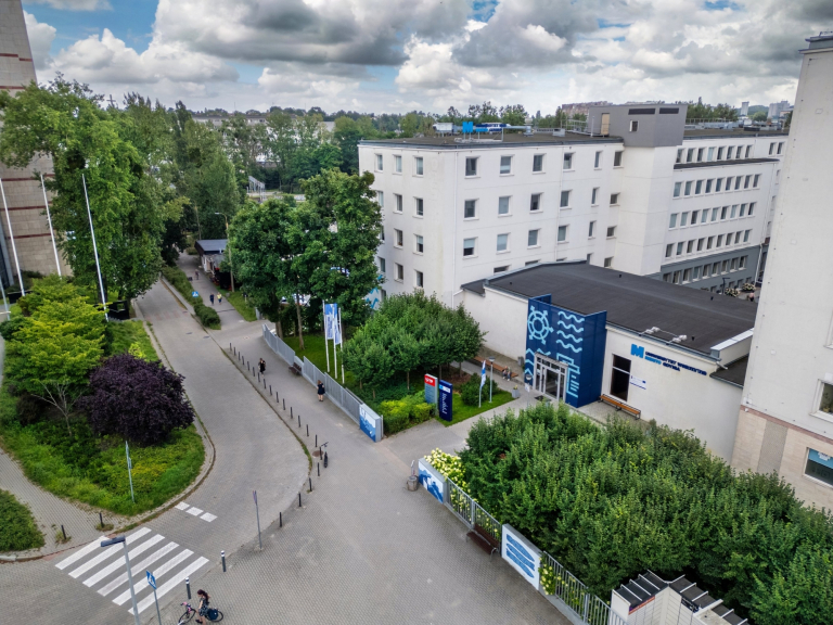 Maturzyści | Uniwersytet WSB Merito Gdynia: Zdjęcie kampusu w Gdyni UWSB Merito z drona
