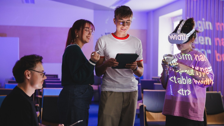 Strona główna | Uniwersytet WSB Merito Gdynia: Studenci w czasie zajęć laboratoryjnych testują sprzęt audiowizualny