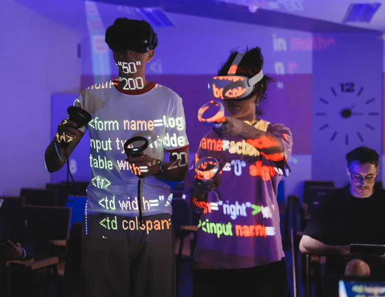 Konferencja: AI DAYS WSB MERITO | Uniwersytet WSB Merito Gdynia: Studenci ćwiczą w laboratorium VR