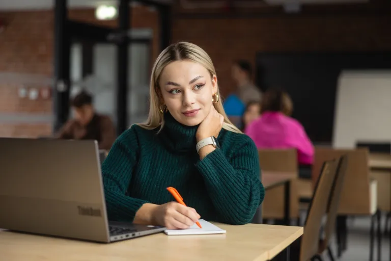 Studia podyplomowe w Gdyni | Uniwersytet WSB Merito Gdynia: Kobieta patrząca się przez okno