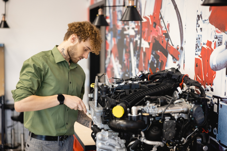 Logistyka | Studia I stopnia w Gdyni | Uniwersytet WSB Merito Gdynia: Student przy maszynie 