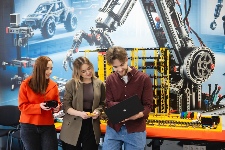 Szkoły | Uniwersytet WSB Merito Gdynia: Studenci w laboratorium logistycznym