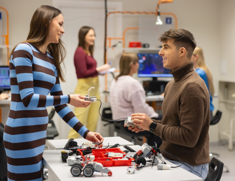 Inżynieria systemów logistycznych | Studia I stopnia w Gdyni | Uniwersytet WSB Merito Gdynia: Studenci podczas warsztatów z logistyki