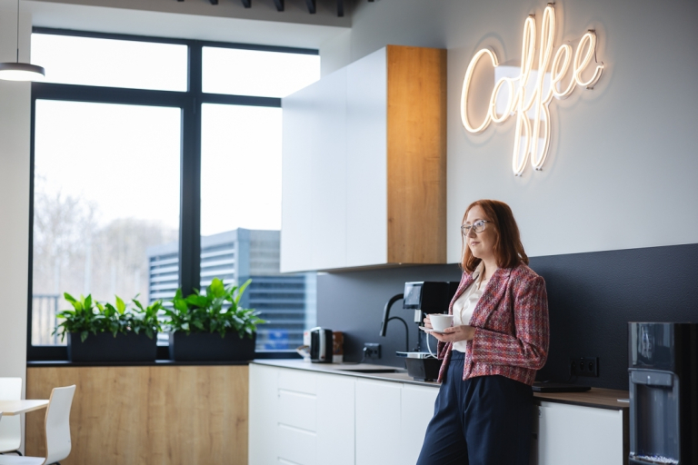 Zielone technologie i sztuczna inteligencja: informatyka dla zrównoważonego rozwoju | Studia podyplomowe w Gdyni | Uniwersytet WSB Merito Gdynia: Słuchaczka studiów podyplomowych podczas przerwy kawowej