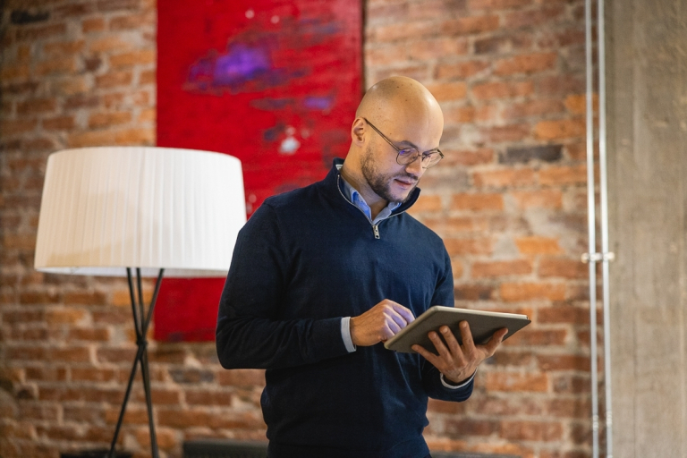 Sustainability & Business Strategy. Strategiczne zarządzanie zrównoważonym rozwojem z certyfikatem Corporate Sustainability Manager. | Studia podyplomowe w Gdyni | Uniwersytet WSB Merito Gdynia: Mężczyzna w ceglanej przestrzeni