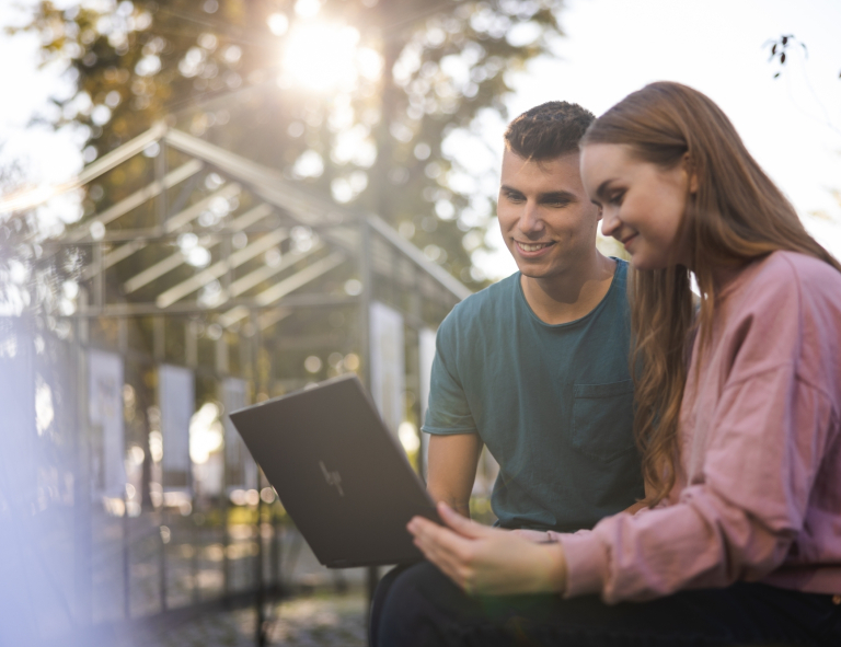 Branding i Content Marketing | Studia podyplomowe w Gdyni | Uniwersytet WSB Merito Gdynia: Studenci w plenerze z laptopem