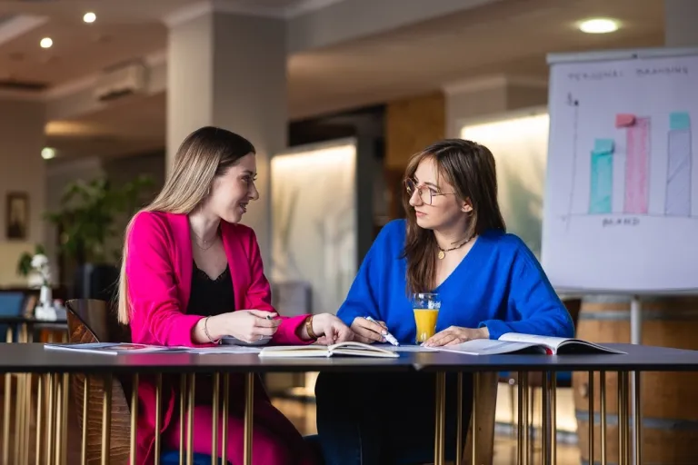 Ogólnopolski program studiów podyplomowych dla pracowników Publicznych Służb Zatrudnienia | Uniwersytet WSB Merito Gdynia: Słuchaczki podczas rozmów 