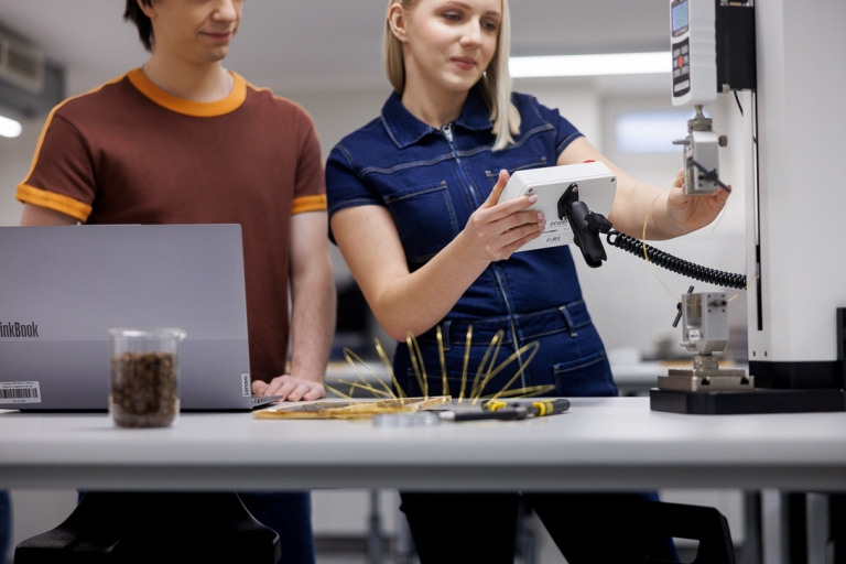 Transport Spedycja Logistyka | Studia I stopnia w Gdyni | Uniwersytet WSB Merito Gdynia: Studenci podczas skanowania