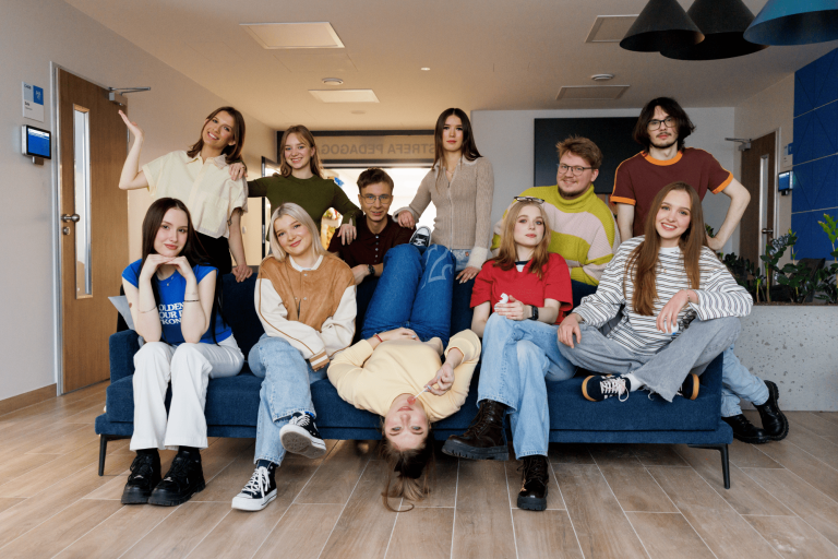 Szkoły | Uniwersytet WSB Merito Gdynia: Zdjęcie grupowe studentów na kanapie 