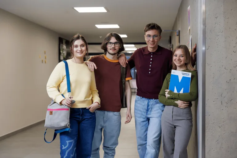 Szkoły | Uniwersytet WSB Merito Gdynia: Studenci na korytarzu 