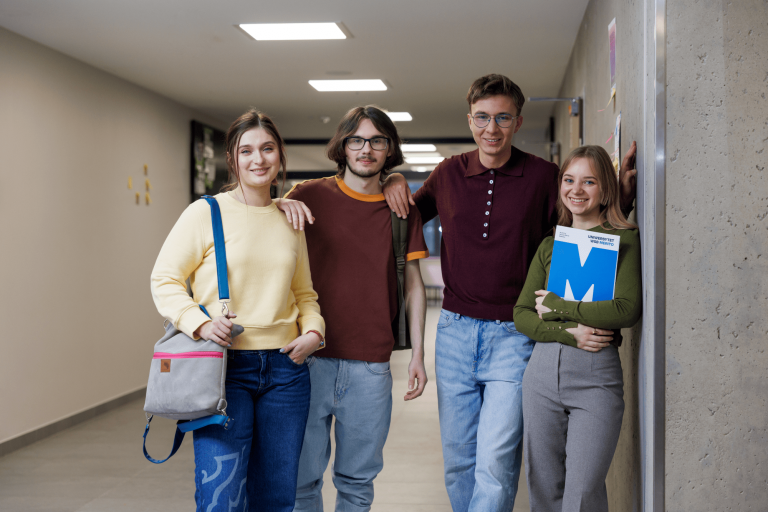 Szkoły | Uniwersytet WSB Merito Gdynia: Studenci na korytarzu 