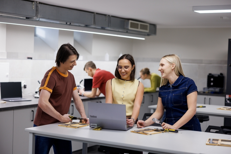 Logistyka | Studia I stopnia w Gdyni | Uniwersytet WSB Merito Gdynia: Studenci w laboratorium logistycznym